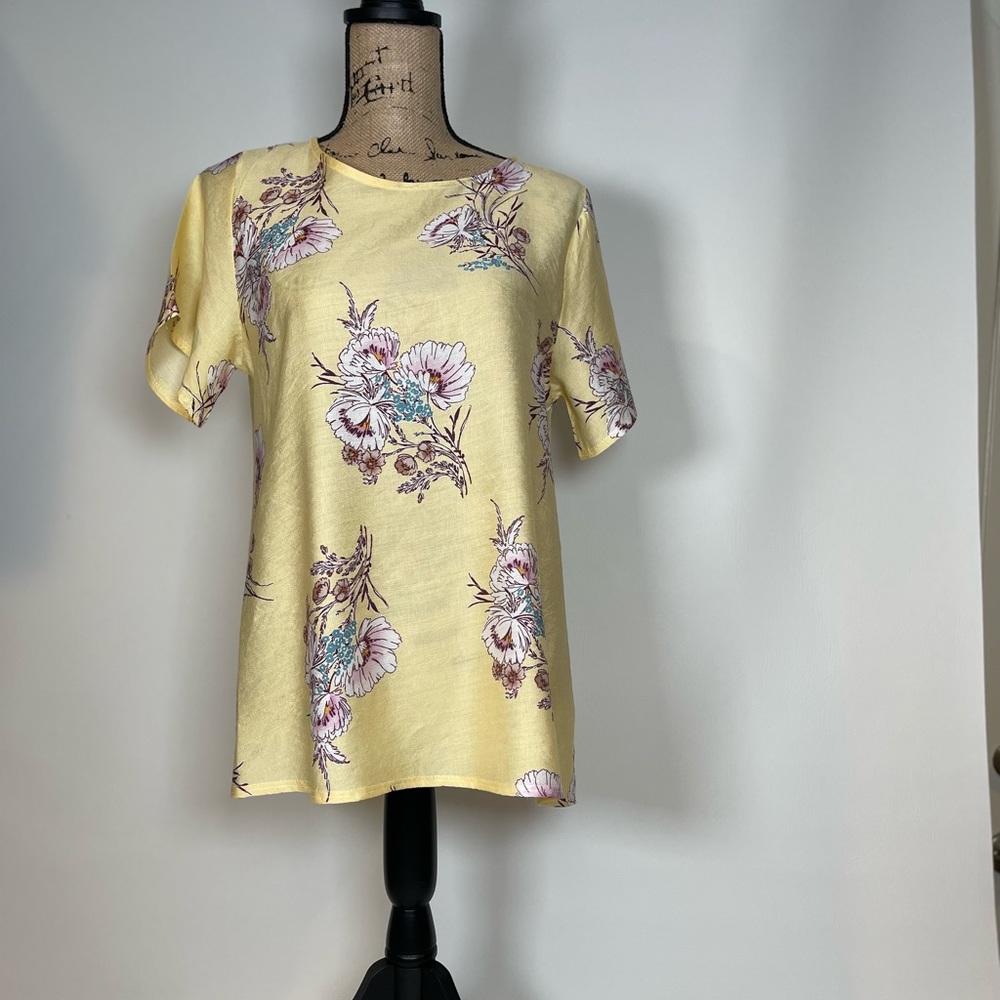 Boutique Brand Blouse. Size Medium. Yellow Floral Print. NEW.